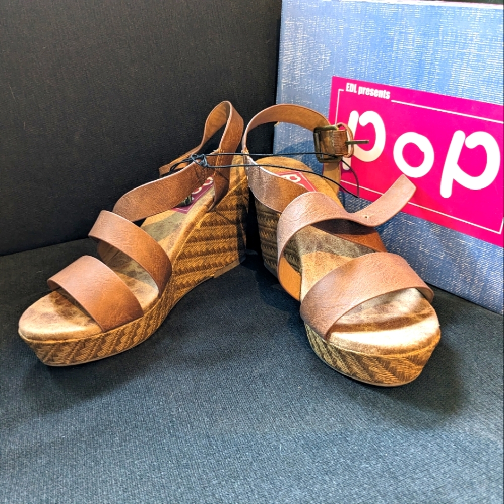 Woman's Pop Muse Wedge Sandal size 8 m Cognac Smooth